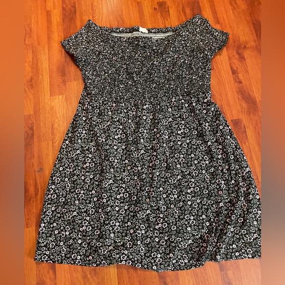 SO Dresses & Skirts - Women’s plus size Brand So Black Floral Smocked Dress. Size 3X.
